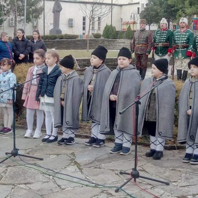 Деца рецитираха пред паметника на Левски