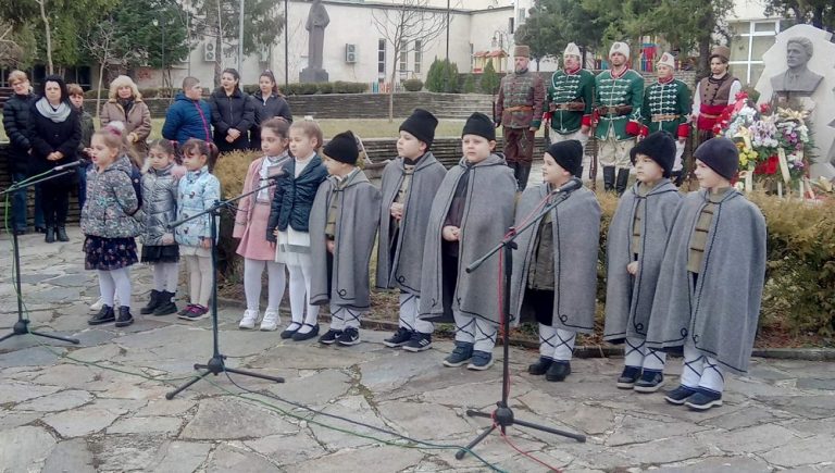 Деца рецитираха пред паметника на Левски