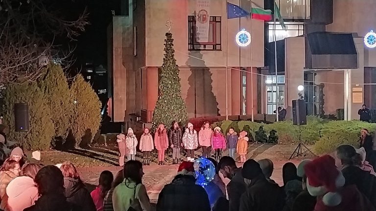 Пищна заря и коледни светлини озариха площада във Велики Преслав