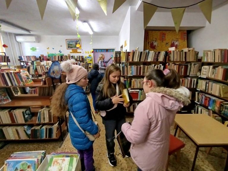 Книжки за оцветяване на Фондация „Въздигане“ радват малчуганите в Нови пазар