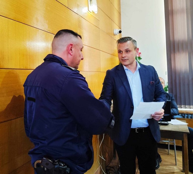 Отличиха полицаи, помогнали в беда